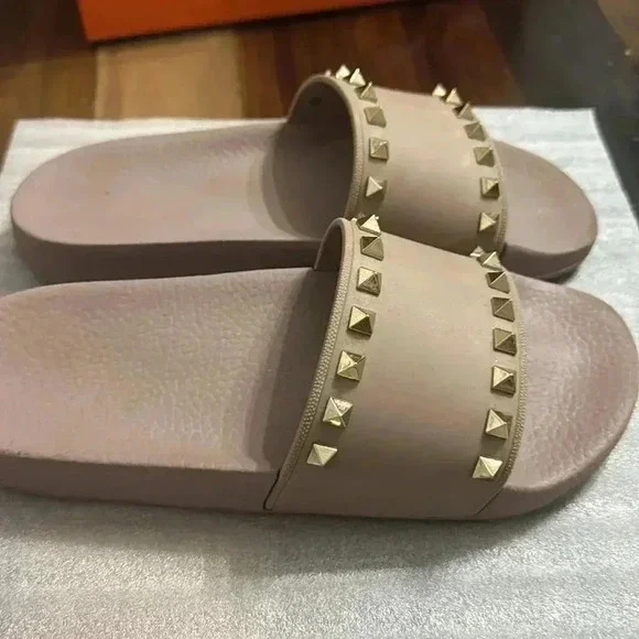 Valentino Garavani
Rockstud Rubber Slider Sandals - Picture 3 of 6